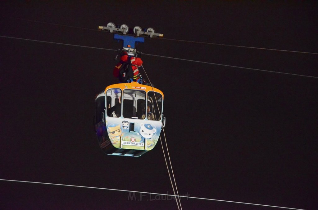 Einsatz BF Hoehenretter Koelner Seilbahn Hoehe Zoobruecke P2367.JPG